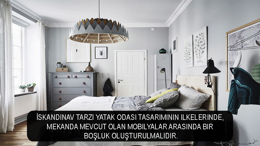 İskandinav tarzı yatak odası tasarımının ilkelerinde, mekanda mevcut olan mobilyalar arasında bir boşluk oluşturulmalıdır.