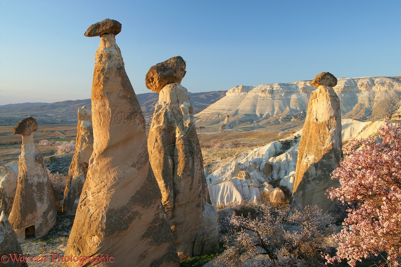 Kapadokya'nın Sihirli Yapıları: Peri Bacaları
